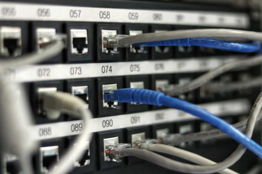 Rack de equipamentos de rede em ambiente controlado