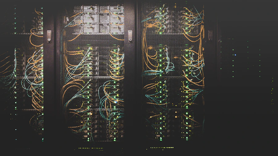 Corredor de servidores em data center com iluminação baixa