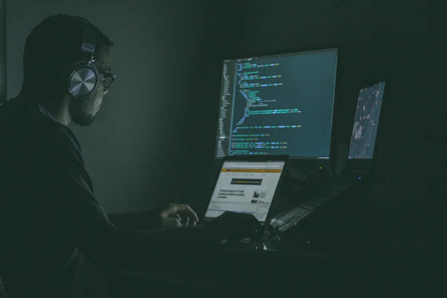 Tela de computador exibindo trechos de código